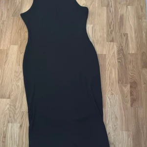 Svart ribbad långklänning - Maxiklänning