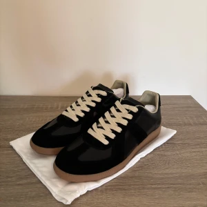 Maison Margiela svart gats - Storlek 43 och helt nya, men saknar tyvärr prislappen. Snygga skor inför sommaren för dig som vill se stilig ut. 