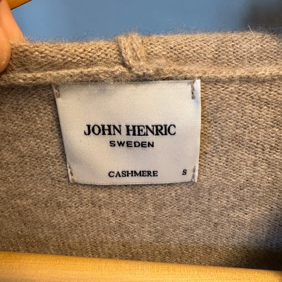 Beige hoodie i kashmir från John Henric - 2