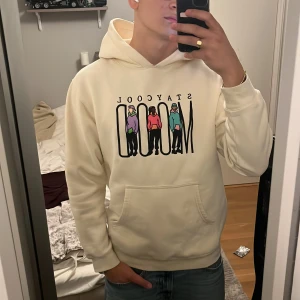 Vit hoodie från Staycool med tryck - Säljer en vit/beige hoodie från Staycool. Använd men i mycket gott skick. Är i storlek S, men passar mig som har M eller L på de flesta plagg. Pris kan som alltid diskuteras!