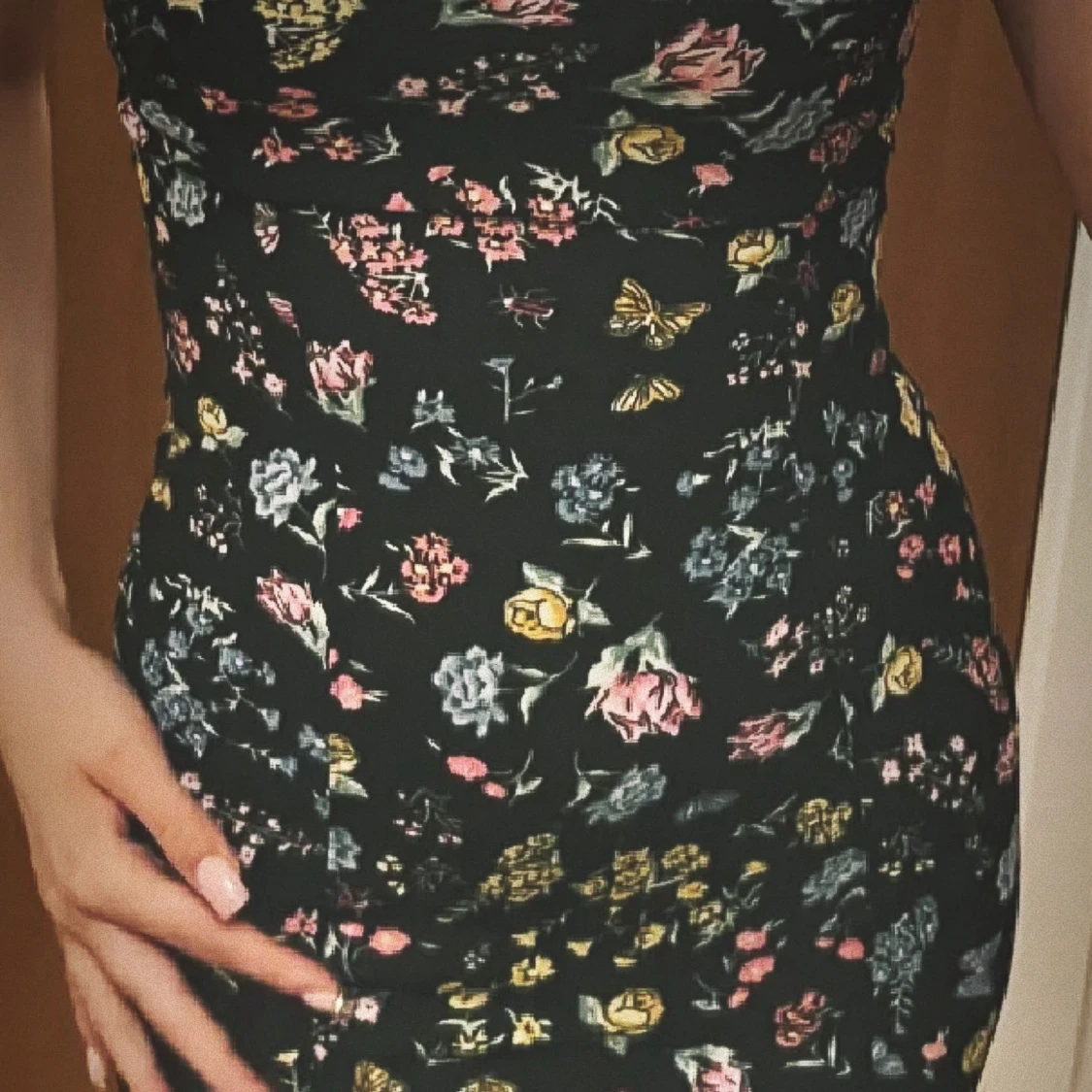Svart blommig kortklänning - 1