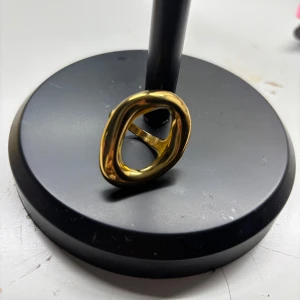 Chunky guldpläterad ring med organisk form - Säljer en chunky ring i guldpläterad metall med en organisk, oregelbunden oval form. Ringen har en modern och unik design som sticker ut och passar perfekt för dig som gillar statement-smycken.