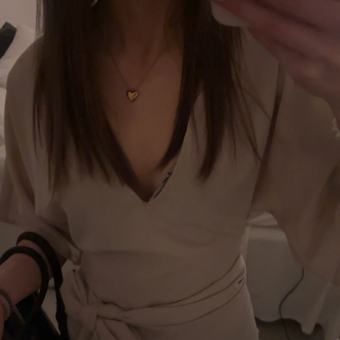 Beige omlottblus med knyt  - 1