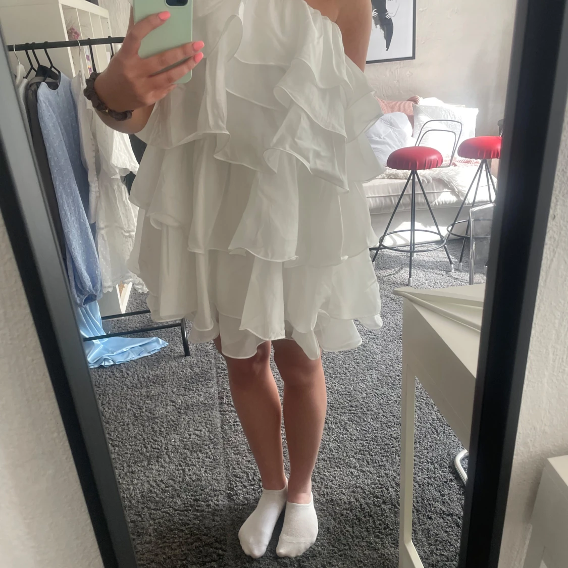 Vit volangklänning med asymmetrisk axel - 1