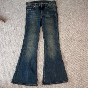 Blå bootcut jeans från monki - Säljer ett par coola bootcut jeans med blå tvätt från Monki. Använda 1 gång. Storlek 25/30💕 Originalpris:400kr