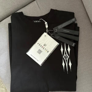 Helt Ny Amiri T-shirt - Helt ny Amiri T-shirt i storleken XL men sitter som en L. Super trendig.