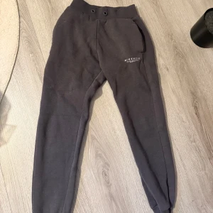 Svarta mjukisbyxor från McKenzie - Svarta mjukisbyxor från McKenzie med resår i midjan och snörningshål. Byxorna har fickor på sidorna och en liten vit logga på vänster lår. Perfekta för chill eller träning.