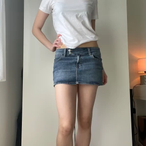 Blå jeanskjol mini - Superfin jeanskjol med stretch. Passar perfekt till sommaren 