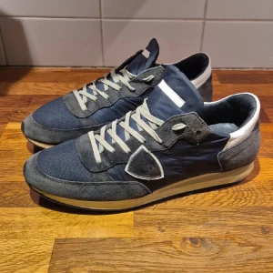 Philippe model  - Riktigt snygga philippe models | endast skorna medföljer | nypris ca 3500 | Liten fläck på fram delen men går säkert att få bort | storlek 45 passar 44/45