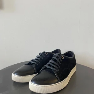 Svarta sneakers från Lanvin cap toe  - Snygga Lanvin cap toe med glans I färg svart,  stolek 11 (45), skorna är i bra skick och har andvänts sparsamt och inte länge, inga större skador på de på glans eller nåt annat, Medföljer Box samt dustag och extra snören, pris kan diskutera vid snabb affär. Sulan är lite använd men annars 10/10 kvalitet❤️🦊