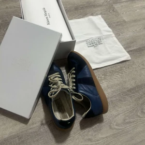 masion margiela gats  - Säljer dessa maison margiela gats skor i storlek 42 du jag är sugen på köpa i annan färg riktigt fräscha skor nu till sommar, skicket är bra pris 2400 
