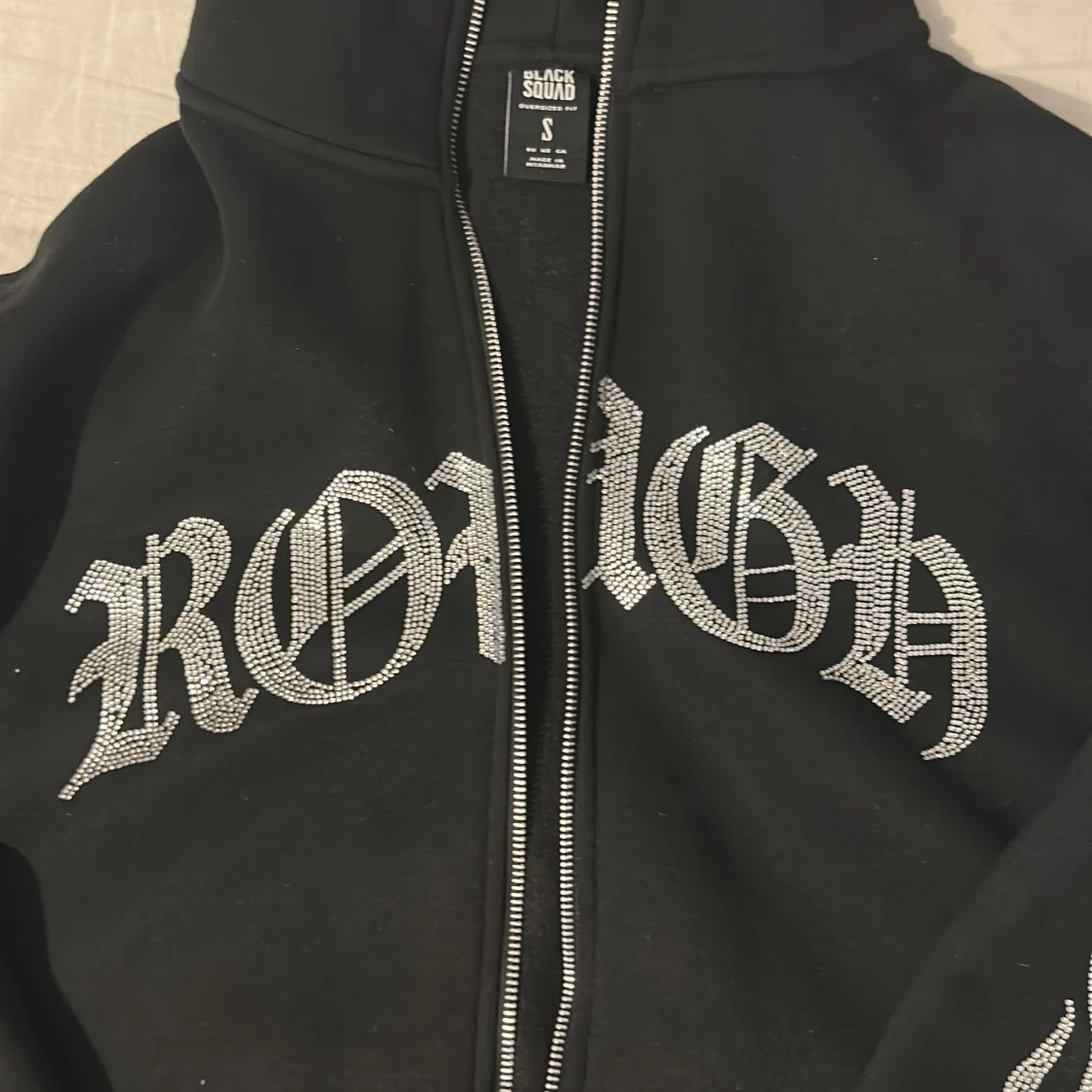 Svart hoodie med flames och text från Black Squad - 2