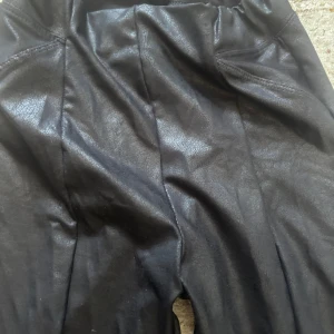 Calzedonia skinn liknande effekt med detaljer highwaist  - Bra passform, shapes, ser ut som läder elller skinnbyxor även om det är tunna leggings som lyfter. Stretchiga och svala passar även för sommar o fest, passar allt från  xs till m då de är töjbara 