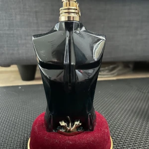 Jean Paul Gaultier Le Beau Le Parfum EdP 125ml - Parfymflaska formad som en svart manlig torso med gulddetaljer. Jean Paul Gaultier Le Beau Le Parfum är en intensiv Eau de Parfum med sensuell och modern doft. Kommer i en grön metalltub med guldfärgade detaljer.