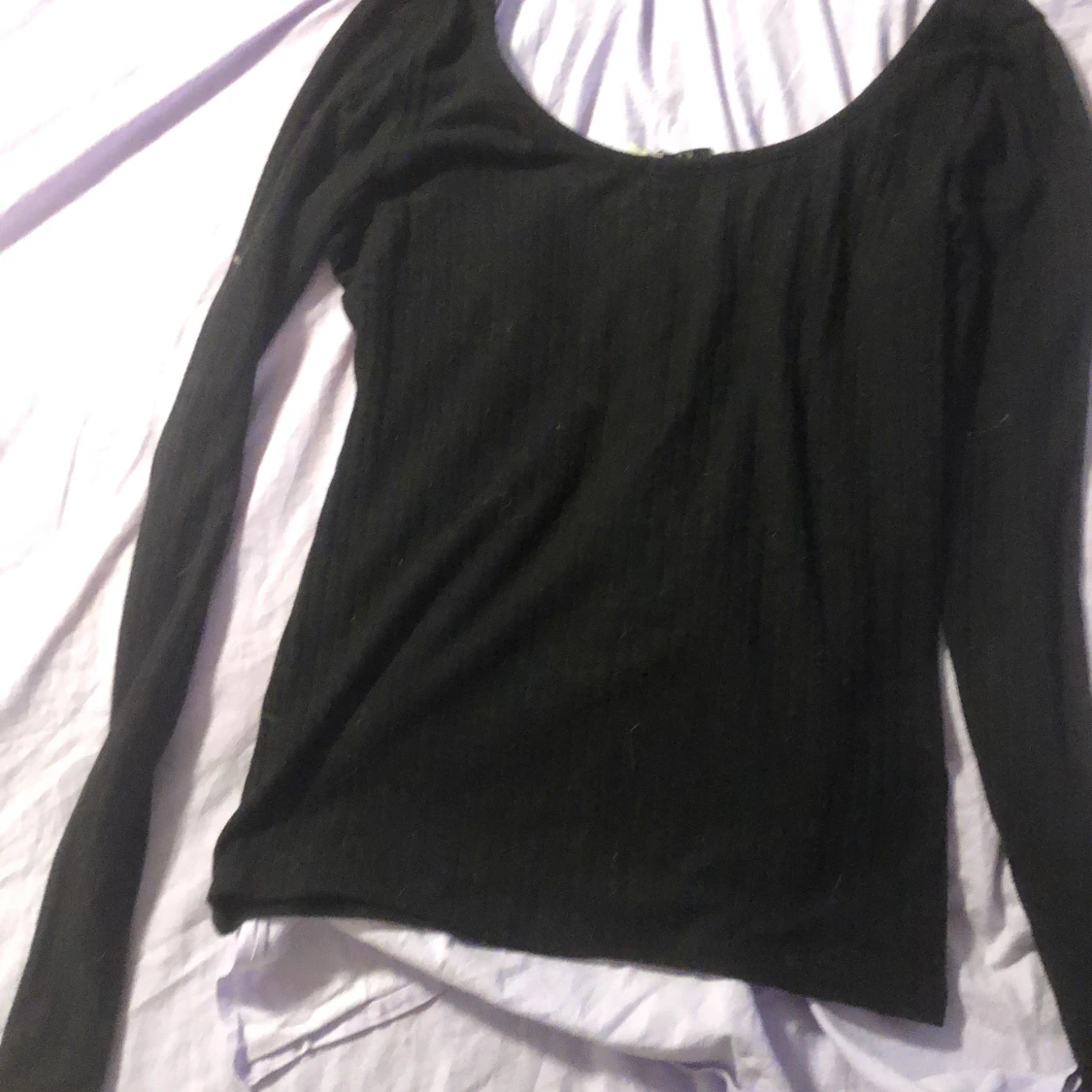 Svart långärmad topp med bred ringning - 1