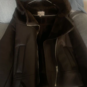 Nakd brun skinnjacka - använd 2 gånger och inga fel 🥰 väldigt praktisk att ha på en utekväll då är lite kallt
