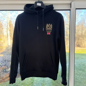 Svart hoodie från Morris - Säljer en skön hoodie från Morris i bra skick! Xs passar S, 499kr
