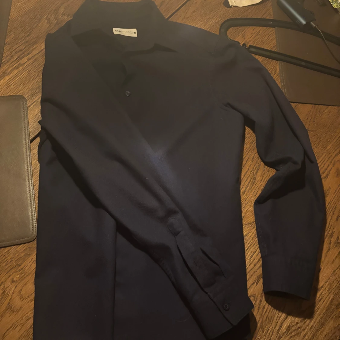 Mörkblå skjorta från  - 1