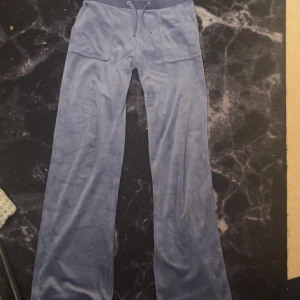 Blå juicy couture byxor  - Säljer dessa blåa juicy couture byxor (vet inte storleken men passar perfekt för mig som  har XXS i juicy couture byxor) Säljer billigt då jag bara vill bli av med dem. Använt 1-3 gånger så de är som nya. Inga fel på dem alls, har bara tröttnat på färgen. Priset kan diskuteras skriv för fler bilder💓