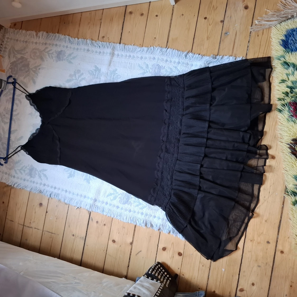 Svart volangklänning med spetsdetaljer - 1