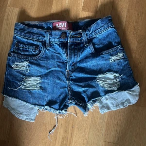 Jeans shorts  - Testade jeans shorts från Levis . Är i jätte bra sick och är lågmidjad i storlek 34. Kan sänka pris om de behövs 