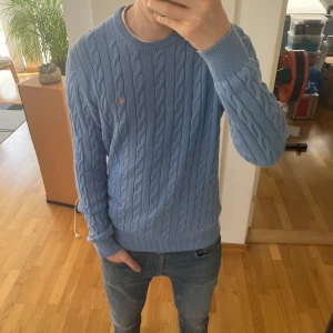 Ljusblp Morris Stickad Tröja - Säljer en nästan ny stickad tröja från Morris. Tröjan är i en elegant ljusblå färg och är endast använd 2 gånger och därav inga defekter alls. Hör gärna av er vid frågor eller funderingar!!