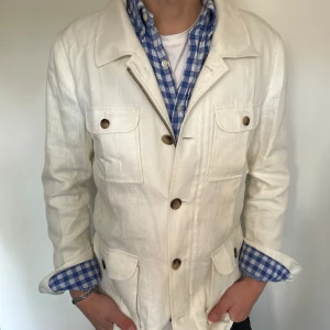 Linne jacka  - Säljer nu min jättesnygga vita 100% linne safarijacka från Hockerty. som är skräddarsydd för mig (180cm, 71kg) aldrig använd bara testad så den är i helt nyskick för jag tyckte att den var lite lång på mig och man kan inte returnera när den är skräddarsydd. Nypris 3600kr. Hör av er om ni har fler frågor 