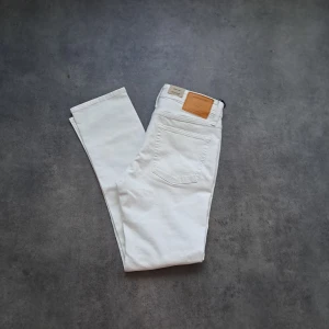 Vita jeansbyxor från Jack & Jones - Snygga vita jeansbyxor från Jack & Jones med klassisk femficksdesign och raka ben. Byxorna har läderpatch med logga bak i midjan och normal passform. Perfekta för en fräsch och stilren look. Pris kan diskuteras 