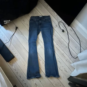 Blå bootcut jeans - Snygga bootcut jeans från gina🤍🤍 knappt använda