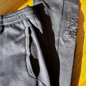 Svarta mjukisbyxor från BOSS - Svarta mjukisbyxor från HUGO BOSS. Rensar ur min garderob från en hel del oanvända kläder🌼 Om du ser något mer i min profil som du gillar så skickar jag med det till dig också!😊 Fler kläder kommer! 