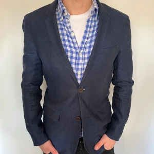 Linne kavaj  - Säljer nu min snygga blåa 100% linnekavaj i storlek 46 från h&m. Modellen är 180cm. Den är i bra skick. Hör av er om ni har fler frågor.