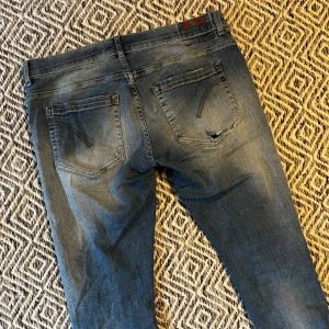DONDUP GEORGE JEANS - Tjena! Säljer nu ett par tvär feta Dondup jeans! | Skick 9/10 Mycket bra! Se bilderna! | Nypris ca 3500kr | Mitt pris 899kr | Kom gärna pm vid frågor eller funderingar | Postas eller möts upp i Gävle!