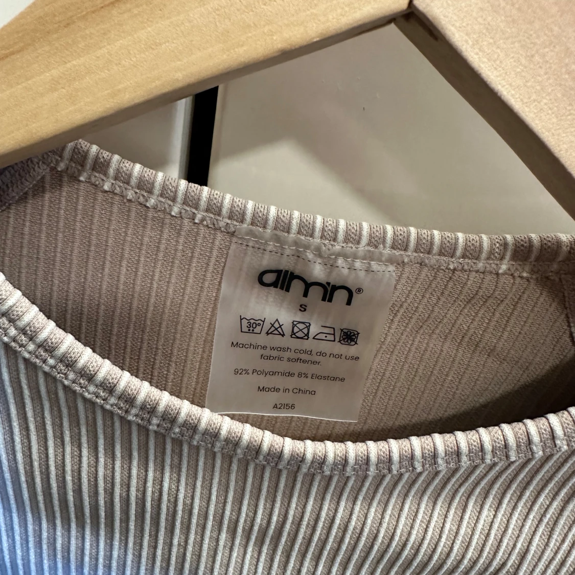 Beige ribbad croppad långärmad topp från Aim'n - 1