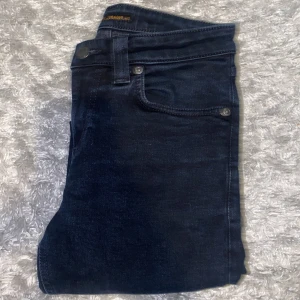 Nudie jeans - Säljer ett par svarta jeans från Nudie Jeans. Skick 10/10 helt nya. Storlek 27/32. Skriv vid funderingar. Pris kan diskuteras!