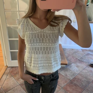 Vit stickad blus med volangärmary - Supersöt stickad topp till sommaren, använd sparsamt! 