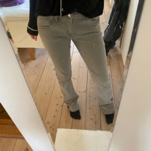 Grå Low waist jeans från Gina Young  - Snygga grå jeansbyxor från Gina Tricot med klassisk femficksdesign och raka ben. Byxorna har normal passform och storlek 164/36