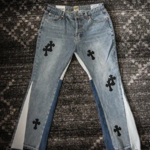 Chrome Hearts x Gallery Dept Jeans W34 - Unika ljusblå jeans från Gallery Dept och Chrome Hearts. Byxorna har raka ben. Klassisk femficksmodell och knappgylf.