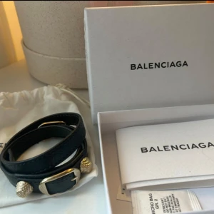 Mörkgrått Balenciagaarmband - Säljer mitt armband från balenciaga i mörkgrå färg. Minsta storleken. Box och dustbag medföljer ❤️