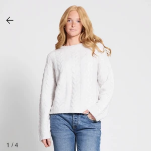 Vit stickad tröja - Mysig vit stickad tröja med flätmönster från lager 157. Den är lite nopprig men inget som stör. Nypris 150kr och mitt pris är 50kr. Kom gärna med prisförslag!💞