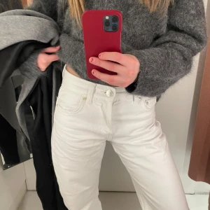 Vita straight jeans - Säljer ett par vita jeans med normal passform och raka ben. 