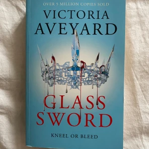 Glass sword - Glass sword av Victoria Aveyard, skriven på engelska. Andra delen i red queen-serien. Priset kan diskuteras💕
