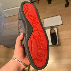 Louboutin skor - Säljer nu mina gråa loubs då det inte var min grej, använda ett fåtal gånger men i mycket bra skick. Storlek 42 pris kan diskuteras 