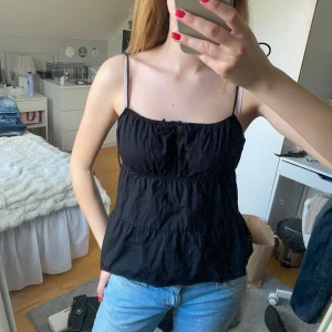 Svart topp - Jättesöt topp till sommaren från Hm, knappt använd💗