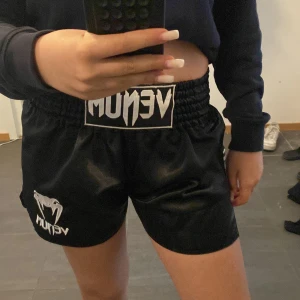 Svarta träningsshorts från Venum - Säljer ett par svarta träningsshorts från Venum perfekta för kampsport thaiboxning eller gym.helt nya, köpt för 400 säljer för 250