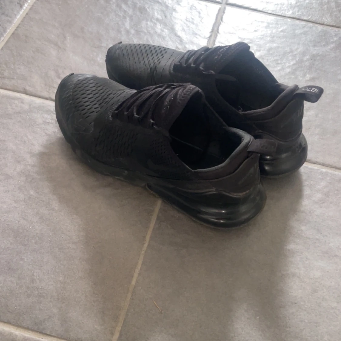 Svarta Nike Air Max 270 sneakers