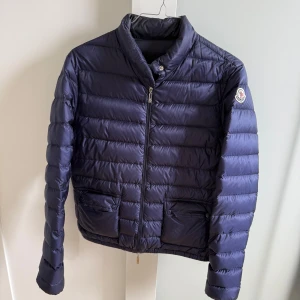 Moncler jacka  - Säljer nu denna Moncler jag i strl 2 vilket motsvarar undergår M! Jackan är i fint skick och självklart äkta! Hör av er för fler bilder eller frågor! 