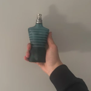 Jean Paul Gaultier Le Male 125 ml - original le male luktar väldigt gott och jag säljer den eftersom att jag inte använder den längre