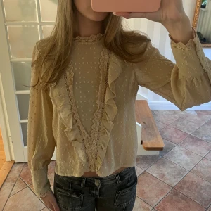 Supersöt blus  - Säljer mina fina blus från Pigalle, använd typ en gång! 