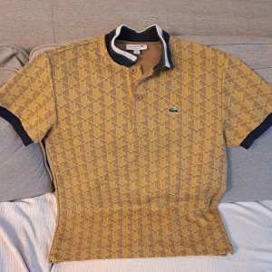 Lacoste monogram tröja - Väldigt bra skick. Herr S passar s