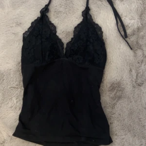 Topp - Somrig topp, köpt second hand och vet inte var den är ifrån. Storlek står inte heller men skulle uppskatta en storlek S. Kontakta vid frågor💓